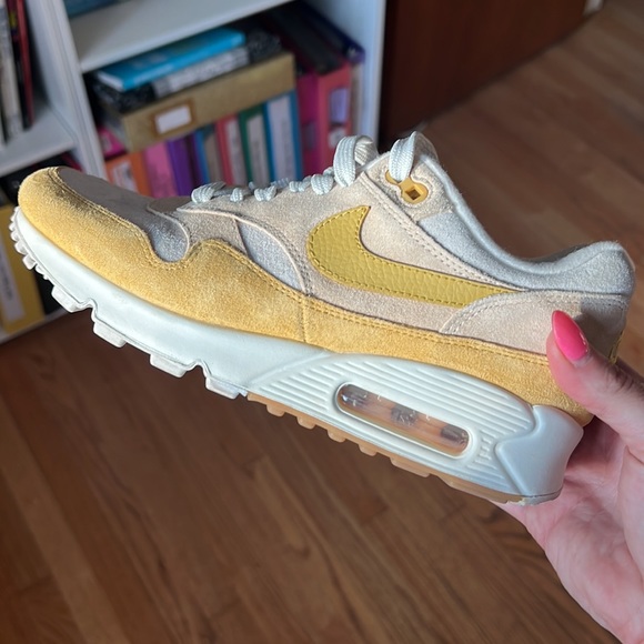 ✨RARE✨ Nike Air Max 90/1 Athletic Shoes 'WHEAT GOLD / GUAVA ICE’ Women's Size 6 - Picture 4 of 10